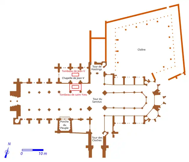 Plan architectural de la cathédrale, avec le cloître en forme de losange dans l'angle nord-estRené Couffon, « Chapelles, Autels, Enfeus de la Cathédrale de Tréguier », Mémoires de la Société d'émulation des Côtes-du-Nord, t.&nbsp;LXI,‎ 1931, p.&nbsp;165 et 169 (lire en ligne)..