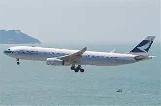 B-HLL, l'Airbus A330-300 de Cathay Pacific impliqué, photographié en juillet 2011, un an après l'incident.