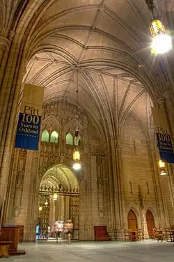 Entrée de la Cathedral of Learning.