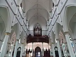 Orgue de tribune.