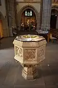 Les fonts baptismaux.