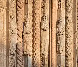 Prophètes de l'ancien testament à l'entrée de la cathédrale. De gauche à droite : Aggée, un des Zacharie (prophètes)&nbsp;, Michée et Joël (prophète). Octobre 2021.