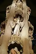 Photographie de trois anges, sous la statue du Jésus-Christ.