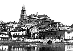 Photo en noir et blanc d'avant 1893 représentant la cathédrale Saint-Front de Périgueux avant restauration, et surplombant les maisons au bord de l'Isle.