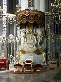 La cathèdre du XVIIIe&nbsp;siècle. À l'arrière-plan les grilles en fer forgé, conçues par Michel-Ange Slodtz et exécutées par Jean Veyren.