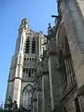 La face postérieure de la tour sud, coiffée de son campanile.