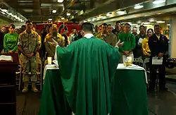 Un groupe de marins assistent à une messe.