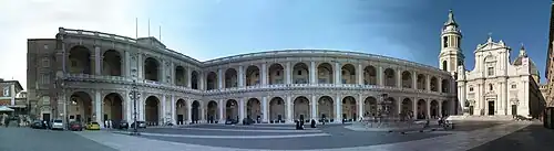 Vision panoramique de la place de la Madone.
