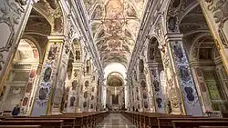 L'intérieur de la cathédrale décorée de ses fresques.