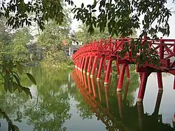 Le pont Thê Húc sur le lac Hoàn Kiếm.
