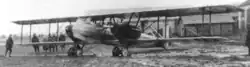 Photo noir et blanc d'un avion posé au sol