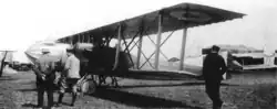 Photo noir et blanc d'un avion posé au sol