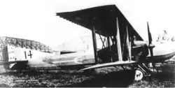 Photo noir et blanc d'un avion posé au sol