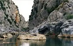 Les gorges du Gouleyrous près de la Caune de l'Arago.