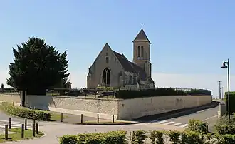 Vue éloignée de l'église Saint-Germain.