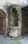 Puits (XVe&nbsp;siècle) dans la cour de la maison natale du général Causse.