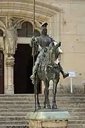 Le cavalier (Louis Ier d'Orléans) devant l'escalier principal.