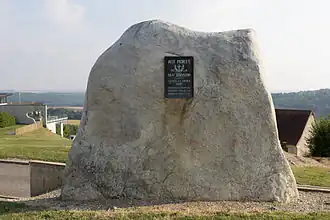 Stèle de la 164e division au-dessus de la caverne du Dragon.