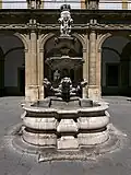 La fontaine du patio principal de la Fabrique royale de tabac de Séville.