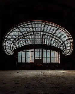 Baie vitrée du casino de Constanța vue de l'intérieur (septembre 2020).