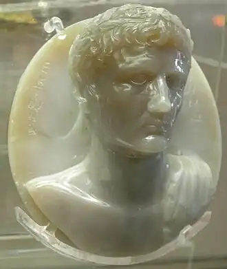 Buste d'Auguste, calcédoine cendrée.