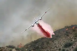 Un Tracker S-2FT du CAL FIRE&nbsp;(en) larguant du retardant.