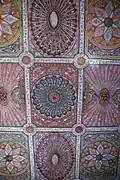 Plafond richement orné.