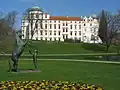 Le parc avec une statue de 1984 : Etalon en dressage libre