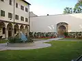 Le cloître (grande base du trapèze)