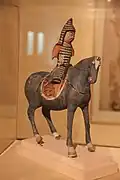 Un cheval et son cavalier. Figurine en terre cuite peinte, datée du VIe au VIIIe&nbsp;siècle.