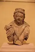 Sculpture en stuc d'un Boddhisattva, datée du VIe ou VIIe&nbsp;siècle. En provenance de Sorchuk.