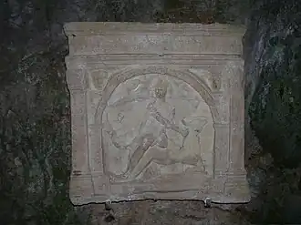 Stèle représentant la tauroctonie.