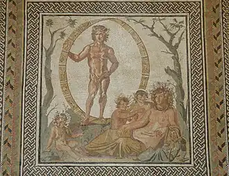 Éon, dieu de l’éternité dans une sphère céleste décorée avec les signes du zodiaque entre un arbre vert et un arbre sans feuilles (représentant l’été et l’hiver). Devant lui se tient la Terre Mère, Tellus (Gaïa romaine), avec quatre enfants, personnifications des quatre saisons.