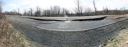 Route détériorée par le feu de la mine.