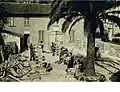 Atelier des maçons en plein-air dans la cour de l'entrée.