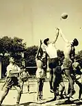Jeu de ballon en EPS sur l'ancien court de tennis.