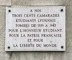 Plaque en l'honneur des étudiants morts au front