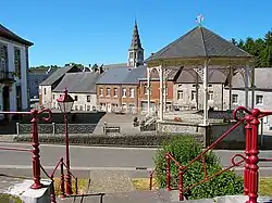 Le centre du village de Cerfontaine.