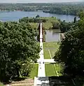 L'Axe majeur avec vue sur l'Oise et la base de loisirs des étangs de Cergy.