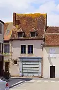 Une maison médiévale (remaniée).