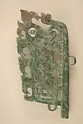 Hampe. 2e&nbsp;moitié du XIe – Xe&nbsp;siècle&nbsp;av. J.-C., Dynastie des Zhou de l’Ouest (vers 1050 – 771 av. J.-C.). Bronze. H : 27&nbsp;cm L : 14&nbsp;cm M.C. 9870. Musée Cernuschi