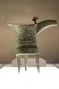Vase jue servant à chauffer l'alcool, avec un motif de masque animal. Début de la période Shang. XVe&nbsp;– XIVe&nbsp;siècle&nbsp;av. J.-C. (?), période d'Erligang. Musée Cernuschi