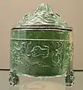 Pot céladon, couvercle en forme de montagne boshanlu aux Immortels, décor animalier. Han de l'Est. Musée Cernuschi
