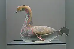 Cruche en terre cuite en forme d'oie, avec des dessins de laque, Han de l'Ouest. Musée Cernuschi