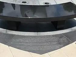 Plaque commémorative de l'Air Disaster Memorial à sa base.