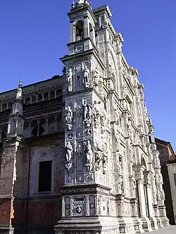 La façade vue de côté.