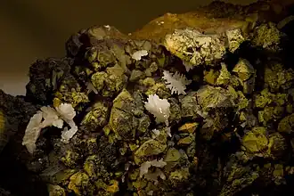 Cérusite, quartz, pyromorphite, mine des Farges, Ussel (Corrèze), (9,5 × 6,2 cm ; XX 1,2 cm)