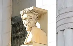 Buste de Cesare Battisti par Adolfo Wildt, sur le monument à la victoire, à Bolzano.