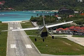 Cessna 208B Grand Caravan atterrissant.
