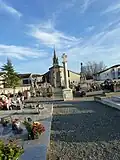 L'église et la croix du cimetière.